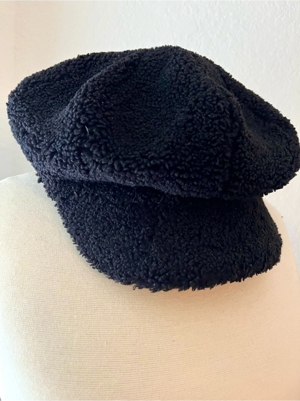 BLACK FUZZY HAT